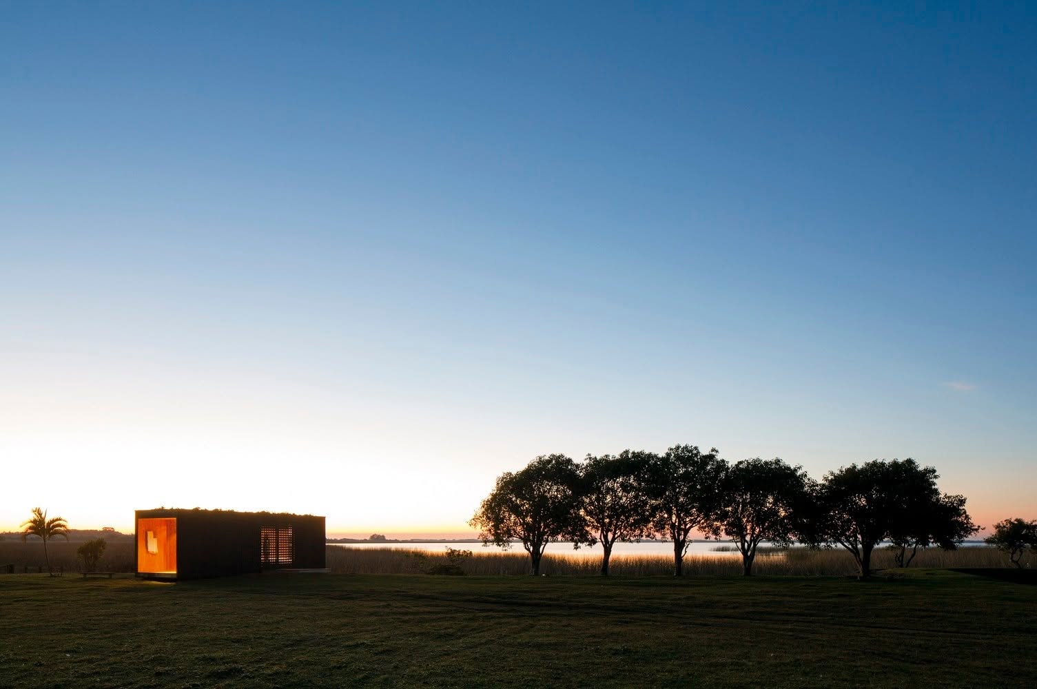 Modulo abitativo inserito nel paesaggio al tramonto