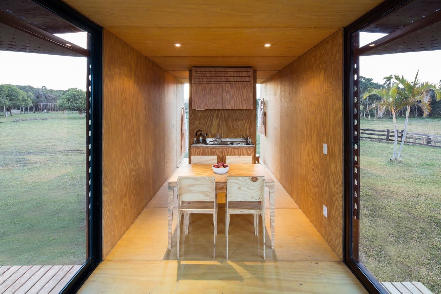 Zona pranzo e cucina rivestite in legno